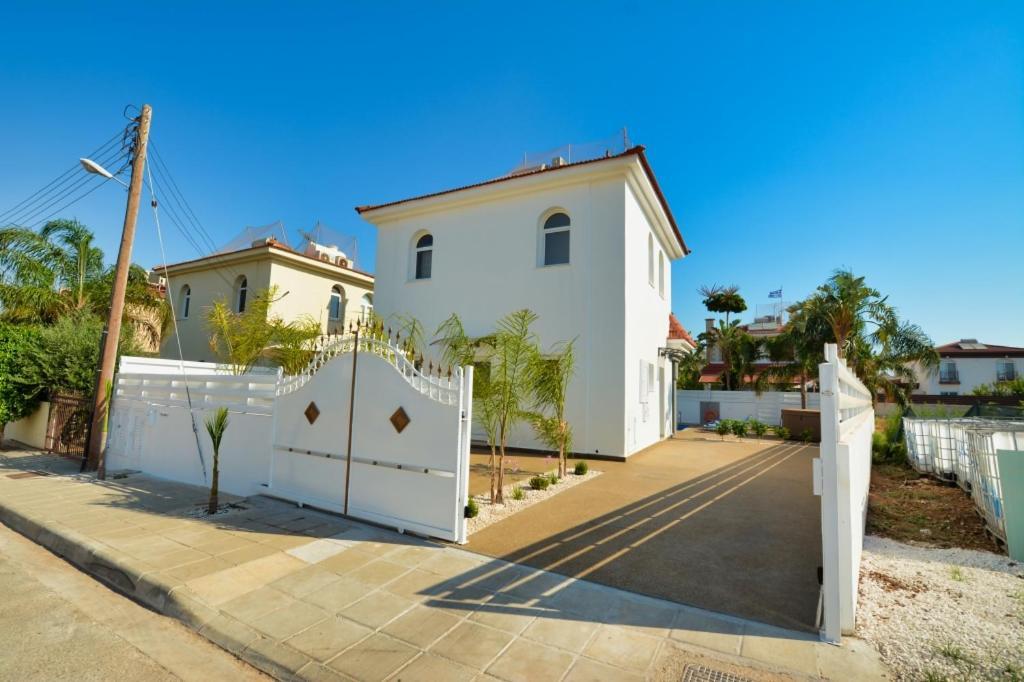 Villa Mario - 2Min Walk From Kapparis Beach Paralimni Eksteriør billede
