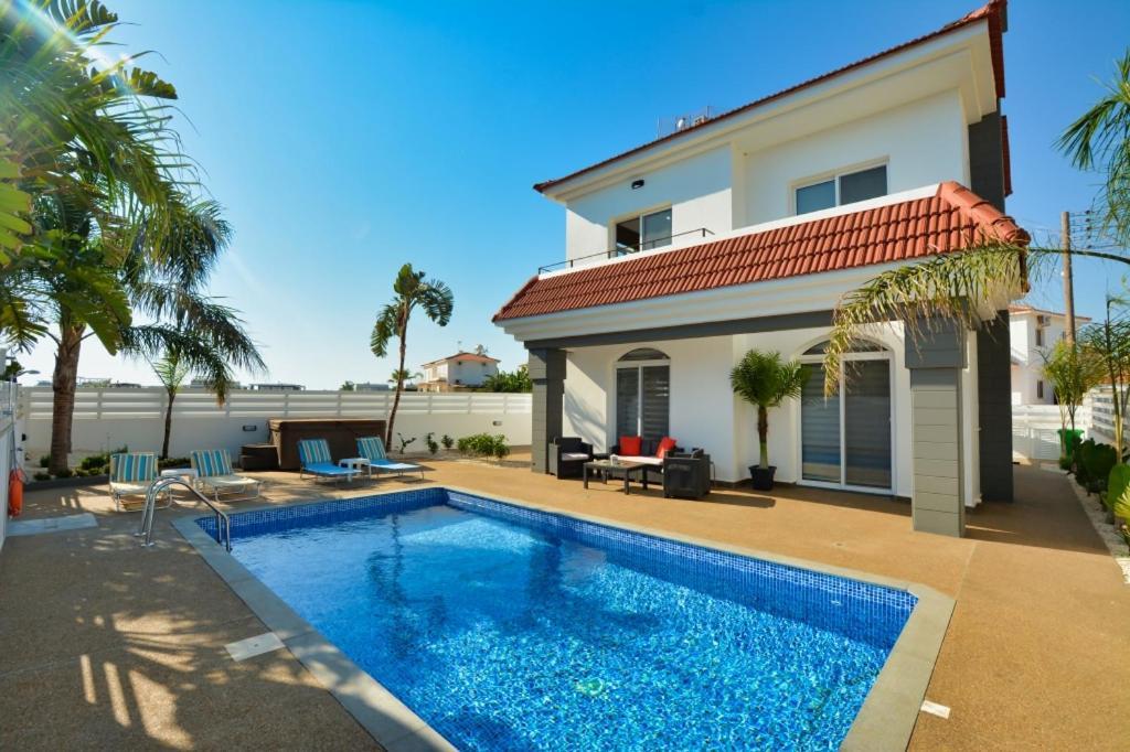Villa Mario - 2Min Walk From Kapparis Beach Paralimni Eksteriør billede